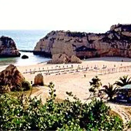 With 2 Bedrooms In Praia Da Rocha With Furnished Terrace And Wifi 100 M From The Beach Apartment *